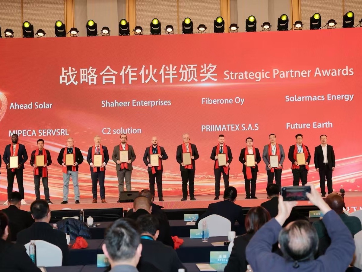 Verleihung der Strategic Partner Awards: die Preisträger mit Urkunden auf der Bühne, darüber der Schriftzug der Veranstaltung