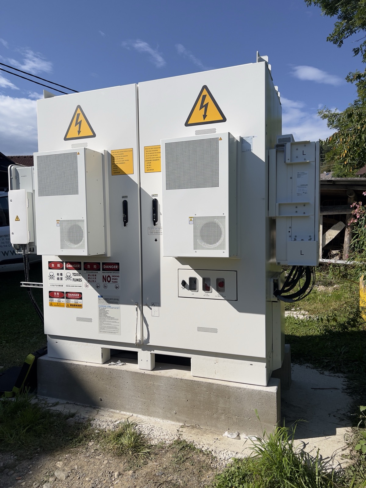 Der Batteriespeicher auf seinem Betonsockel in St. Egyden, rechts der Umrichter